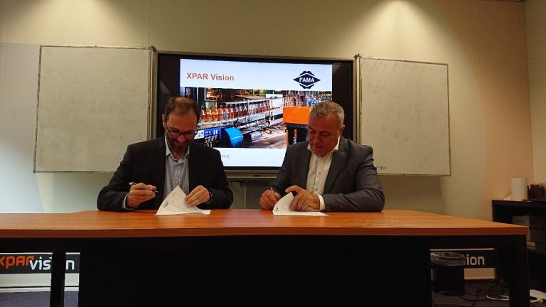 FAMA’s President Juan Farias (left) and XPAR Vision’s CEO Paul Schreuders signing the supply agreement.