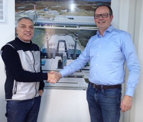Semih Özbay (General Manager ParkCam) and Jeroen Vincent (Sales Manager XPAR Vision) shake hands in the ParkCam plant